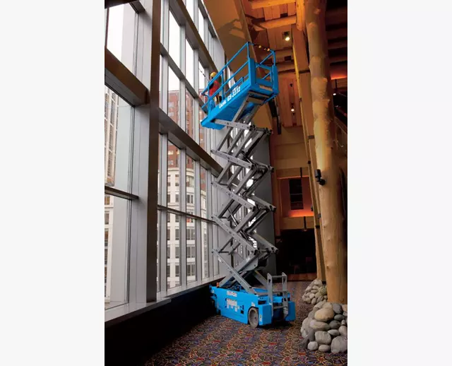 32 ft Electric Scissor Lift Narrow - Image 2