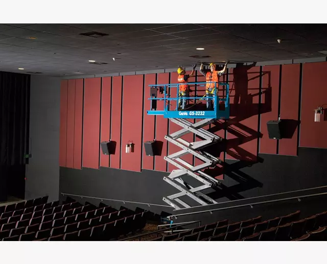 32 ft Electric Scissor Lift Narrow - Image 4